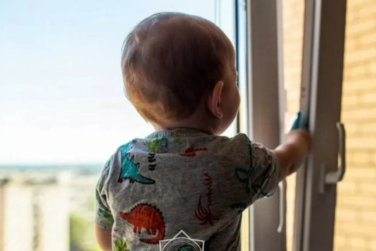 В Темиртау трёхлетняя девочка выпала из окна третьего этажа