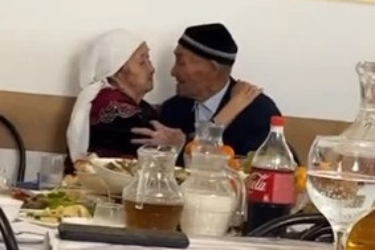 Пожилая пара на тое тронула сердца тысяч казахстанцев