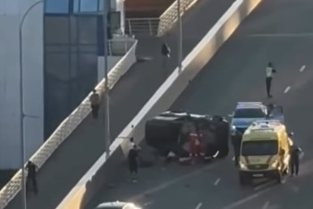 Land Cruiser перевернулся и врезался в две машины на мосту в Астане, водитель погиб