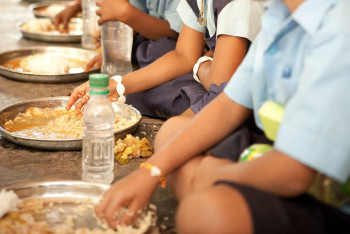 Фотография к новости: Массовое отравление детей: образовательный центр в Мерке наказан за антисанитарию