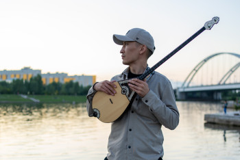 Фотография к новости: Как домбра сделала казахстанского тиктокера знаменитым на весь мир