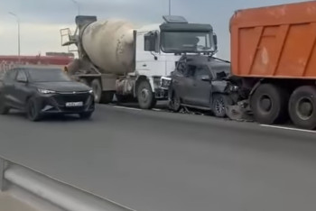 Легковушку раздавило между двумя грузовиками на мосту в Астане