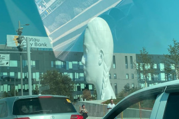 Фотография к новости: Новая точка притяжения: в Алматы установили двенадцатиметровую скульптуру