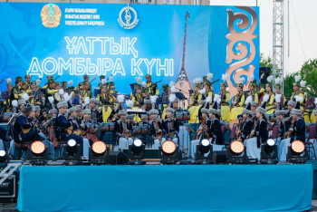 Фотография к новости: 5 тысяч детей одновременно исполнили кюи на домбре в Атырау