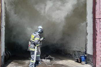 В Усть-Каменогорске произошло возгорание на промышленном складе