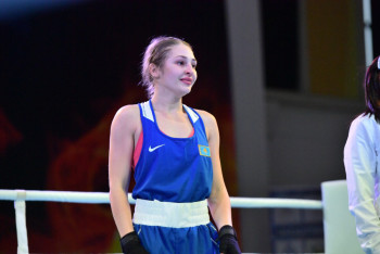 Фотография к новости: Казахстанская звезда бокса получила уникальный золотой пояс