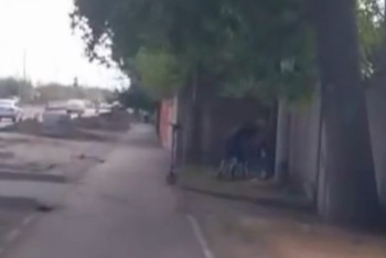 Фотография к новости: "Это мой отец": в Алматы мужчина на глазах у прохожих избил пожилого инвалида