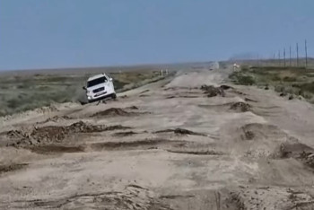 Фотография к новости: Как танки проехались: жители Актюбинской области жалуются на дорожный квест