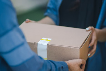 Курьера с грудным ребёнком на руках обсуждает Казнет