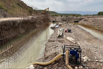 Фотография к новости: Казахстанская граница трещит по швам, дороги в ямах: сенатор озвучил тревожные выводы