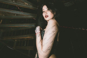 Фотография к новости: Казахстанцы требуют вернуть деньги у избитой рэпером жены