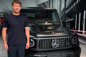 "Сам себе не подаришь": боец UFC из Казахстана похвастался элитным авто