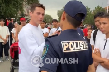 "Стоять в общественном месте – незаконно": полицейский озадачил казахстанцев