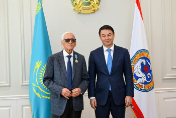 Фотография к новости: Дархан Сатыбалды наградил выдающихся алматинцев