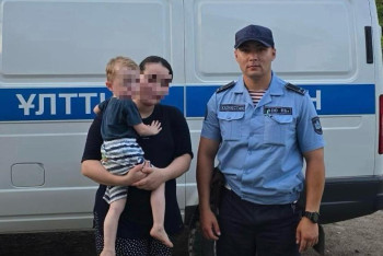 Фотография к новости: В Уральске гвардейцы вернули потерявшегося ребенка родителям