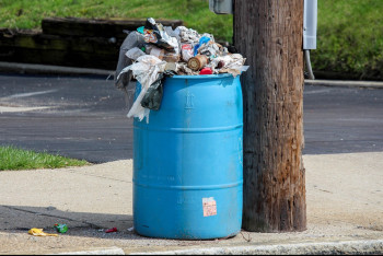 Фотография к новости: Кучи гниющего мусора заполонили улицы одного из городов Англии