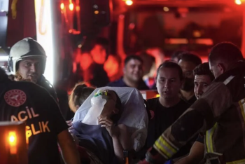 Фотография к новости: Пожар в столице Турции: люди спасались через балконы, погибли три человека