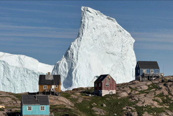 Фотография к новости: Ледяной монстр у ворот: айсберг массой 11  млн тонн приблизился к Гренландии
