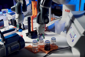 Фотография к новости: В Алматы робот-химик готовит химиотерапию для онкобольных