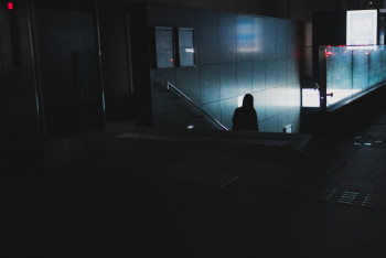 В Павлодаре женщина беспричинно повалила школьницу на землю