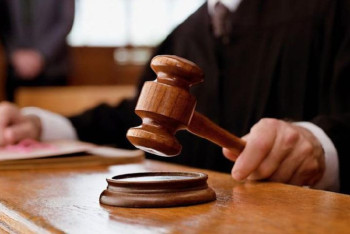 Астанчанка заявила о попытке сноса дома с детьми — чиновники показали решение суда