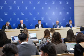 Фотография к новости: Предпосылок для резкого ослабления курса тенге нет — Бектенов