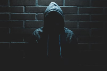 Вооруженные грабители заперли семью депутата маслихата в подвале