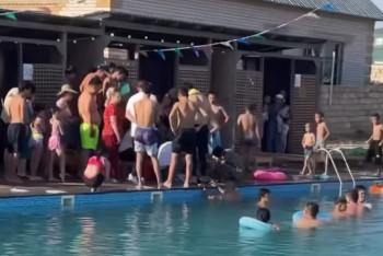 Малышка едва не утонула на зоне отдыха в Актау