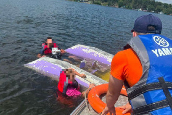 Катамаран с людьми перевернулся на озере Боровое