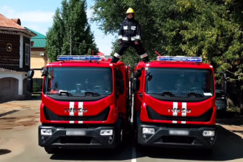 Пожарный из Уральска повторил трюк Ван Дамма