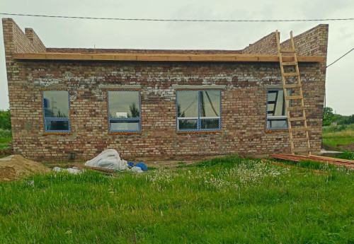 Фотография к новости: Песок закончился — рабочие ушли: в Павлодарской области не могут достроить долгожданный медпункт