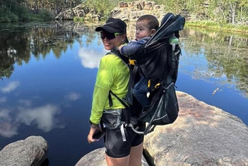 Казахстанка с годовалым сыном на спине пробежала 12 км по горам