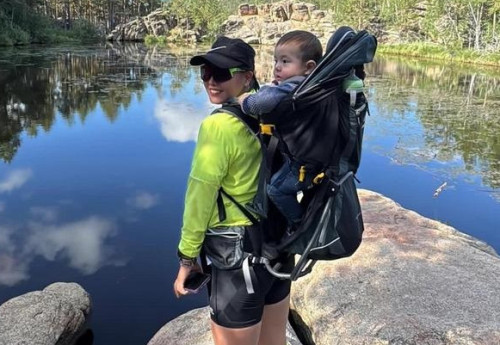 Фотография к новости: Казахстанка с годовалым сыном на спине пробежала 12 км по горам