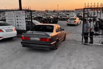 Громкая езда закончилась тихо: Mercedes и BMW забрали на штрафстоянку