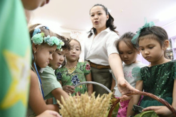 Малышей учат сортировке мусора в детсаду Астаны