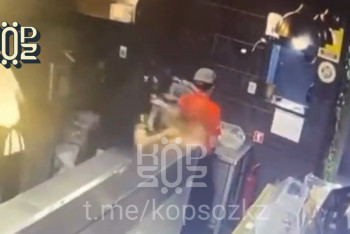 Горячее масло пролили на спину сотрудницы в ресторане Shaurma Food