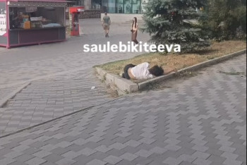 Подростков в неадекватном состоянии сняли на видео на Арбате в Алматы