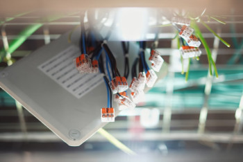 Фотография к новости: В Зеренде электрик получил удар током во время работ