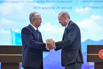 Фотография к новости: Токаев получил высшую награду Турции — орден Devlet Nişanı