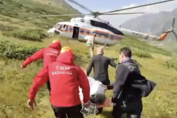 Фотография к новости: В Алматинской области двух туристок из России эвакуировали с гор на вертолёте