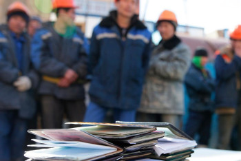 Сколько иностранцев официально трудятся в Казахстане