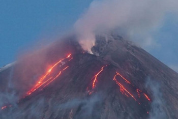 Фотография к новости: На высоту 9 км выбросил пепел вулкан на Камчатке