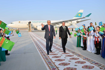 Токаев прибыл в Туркменистан для участия в конференции ООН