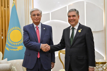 Токаев и Бердымухамедов провели краткую беседу в аэропорту Туркменистана