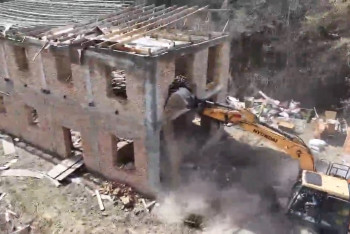 Казахстанец устроил истерику и угрожал самоподжогом депутату