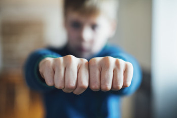 Жена мужчины, избившего 8-летнего мальчика, выступила с видеообращением