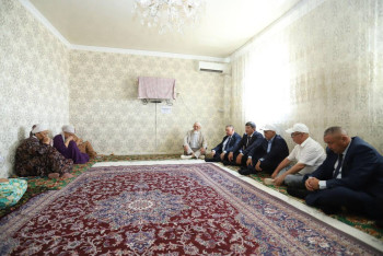 Фотография к новости: Погиб, спасая тонущих: семье героя из Мангистау подарили квартиру