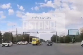 В Актобе скорая помощь попала в ДТП на оживлённом перекрёстке