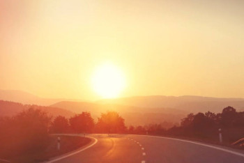 Фотография к новости: Машина может загореться прямо на трассе: что нужно знать о вождении в жару