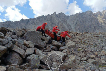 Фотография к новости: Сутки в горах: сложную операцию по спасению туриста провели в Алматинской области